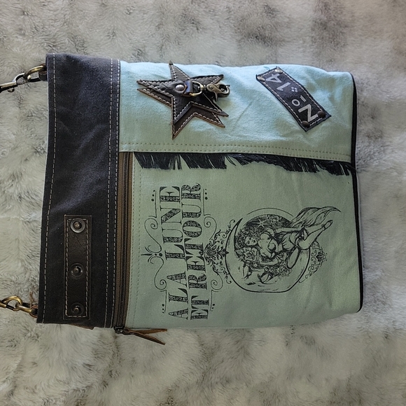 Vintage shoulder & adjustable strap. Pale green and brown. - Picture 1 of 12